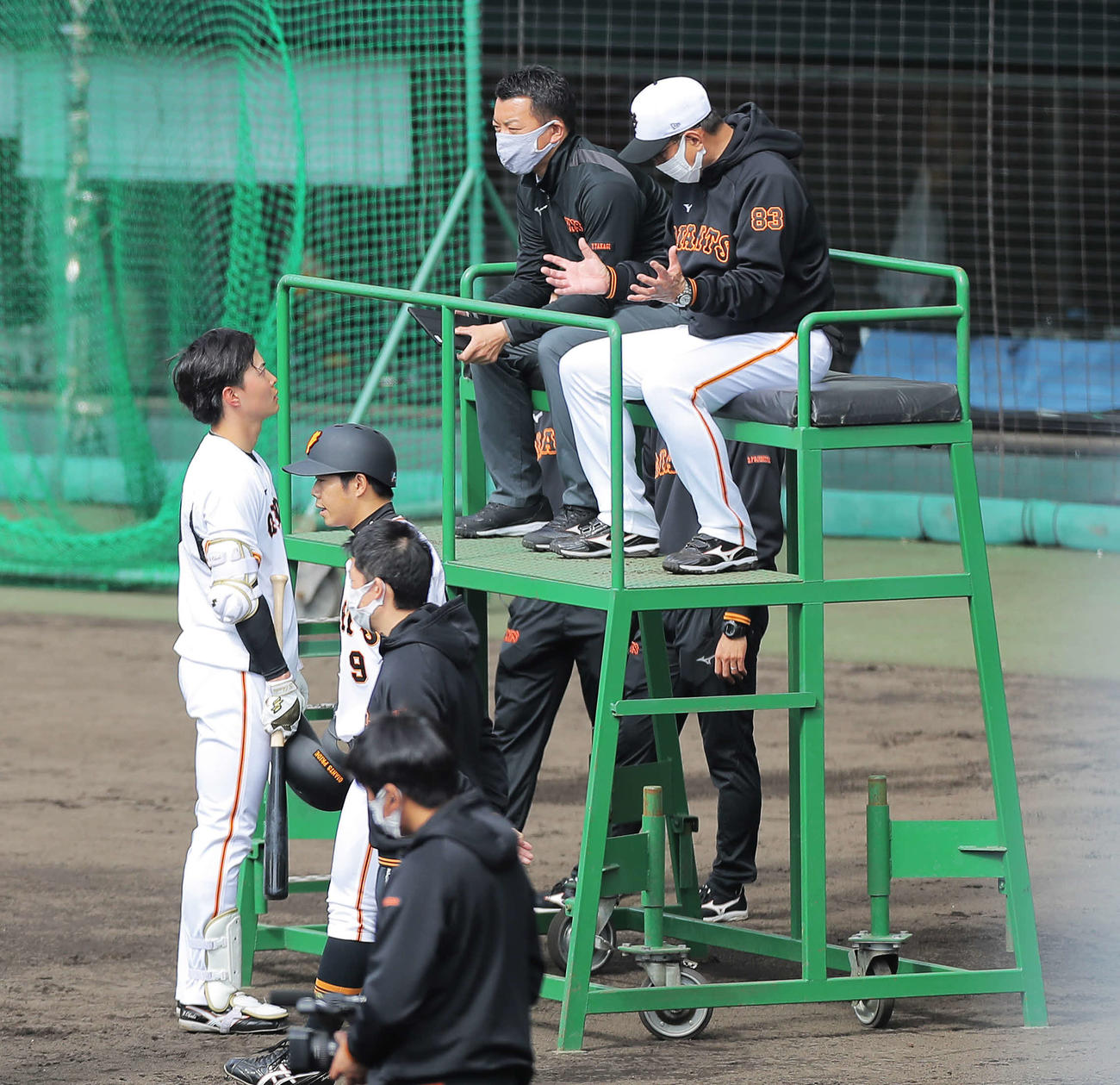 フリー打撃を終える巨人岡田（左）にアドバイスする原監督（右）（撮影・河田真司）