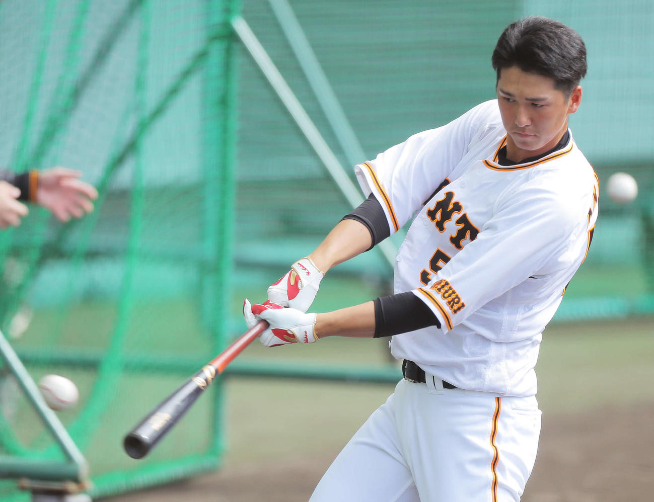トス打撃する巨人秋広（撮影・河田真司）