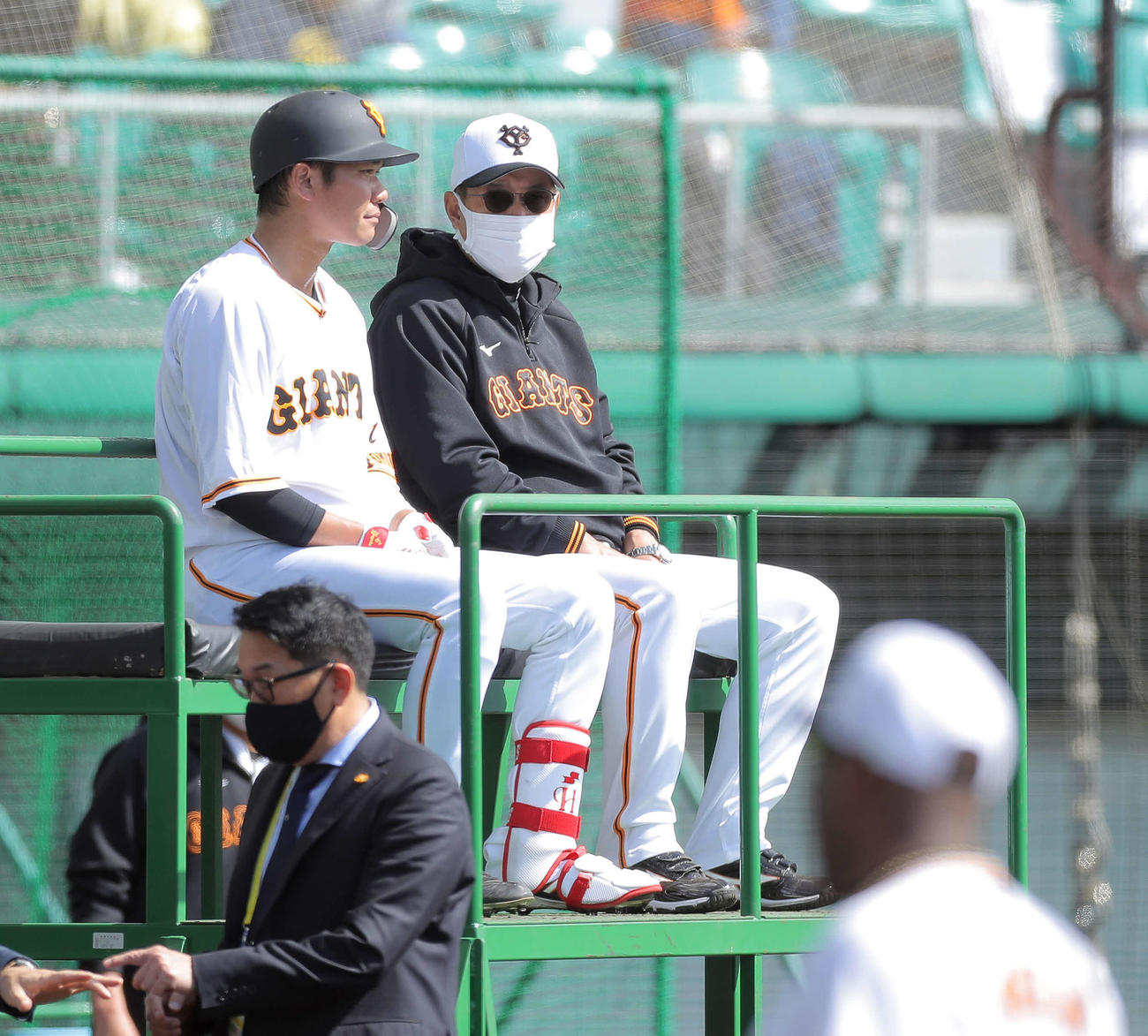 原タワーで言葉を交わす巨人坂本（左）と原監督（撮影・河田真司）