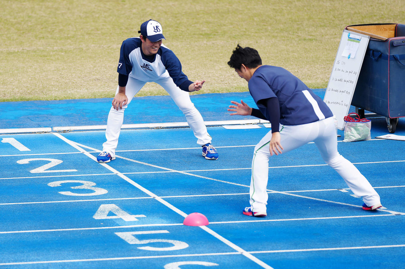 練習でヤクルト原（右）にじゃんけんで勝つ高橋（撮影・江口和貴）