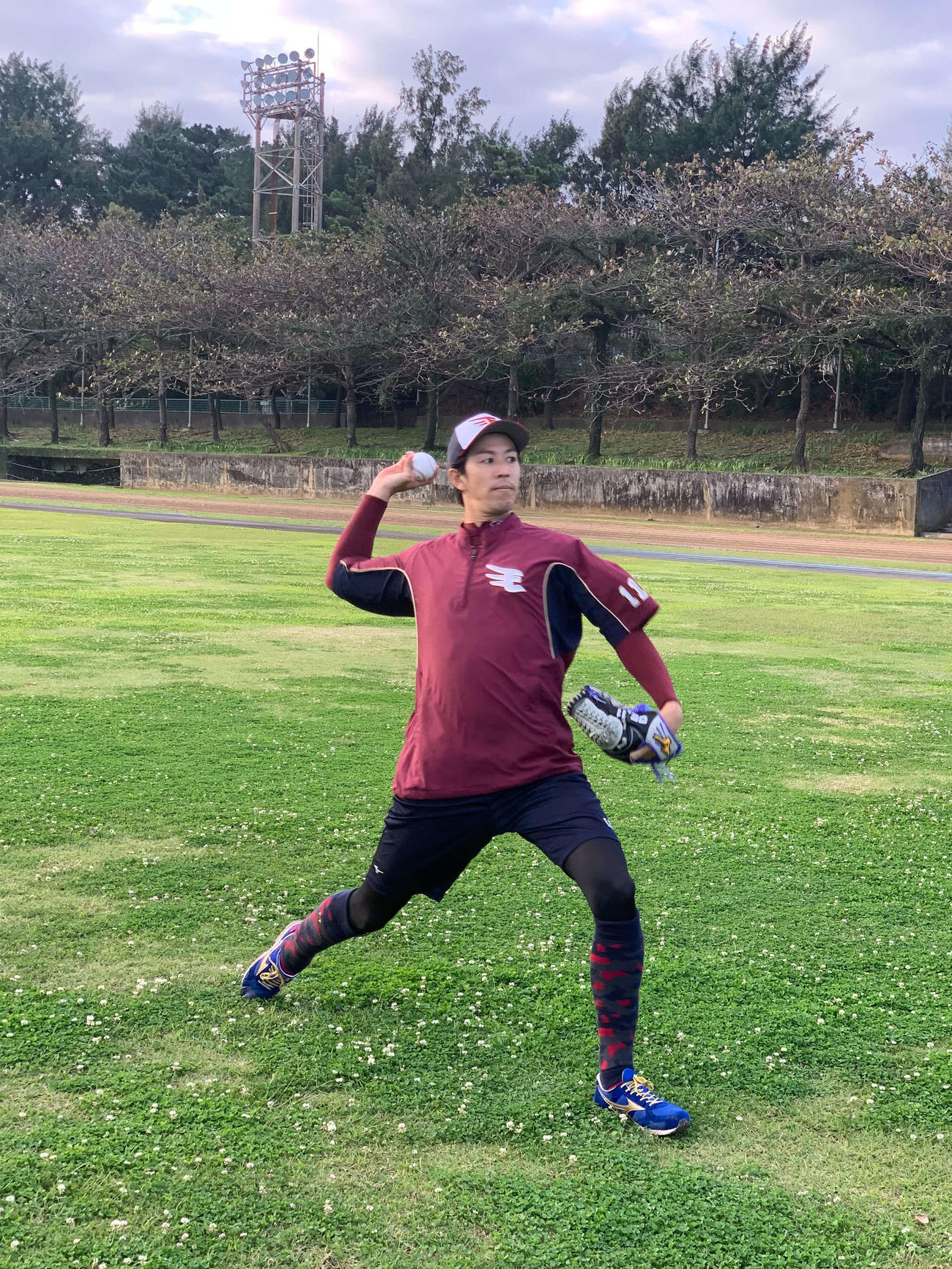 キャッチボールで調整する楽天岸（楽天野球団提供）