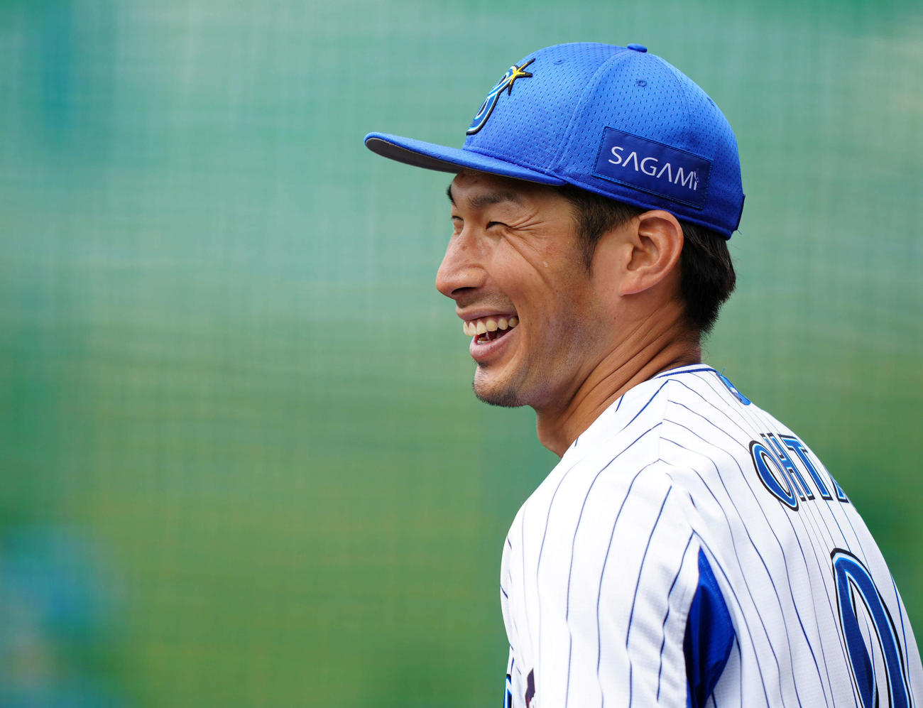 練習中、笑顔を見せるDeNA大田（撮影・江口和貴）