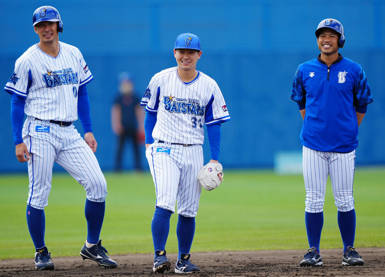 練習に臨む、左からDeNA大田、柴田、桑原（撮影・江口和貴）