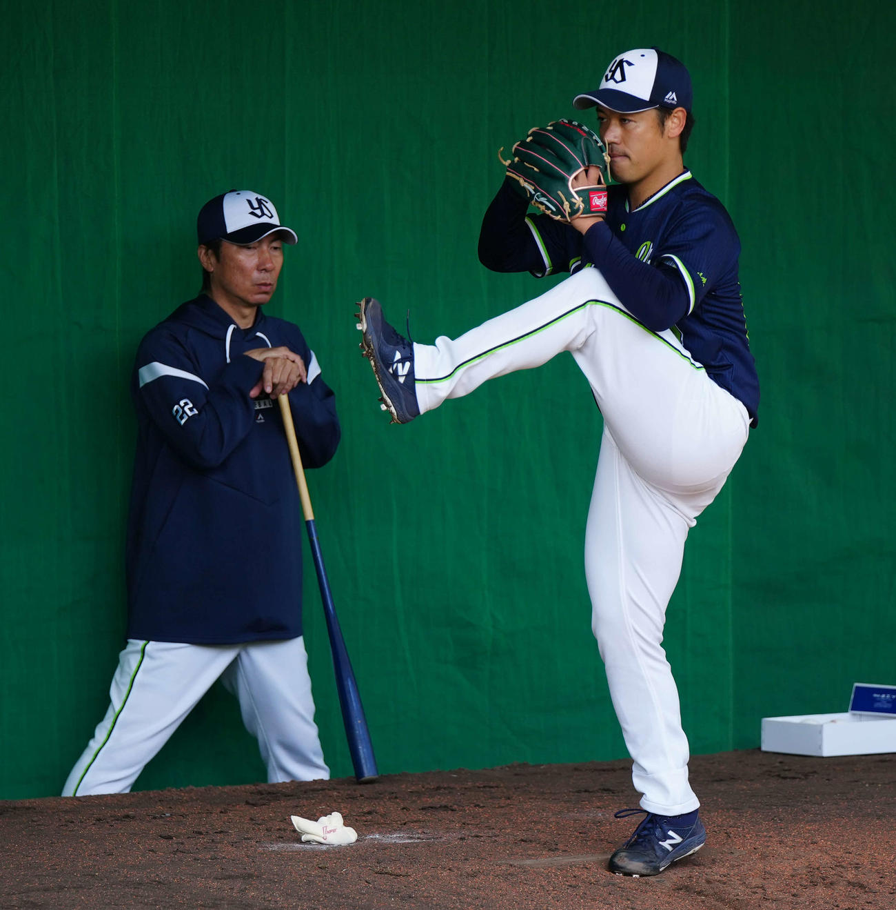 ヤクルト高津監督（左）が見つめる中、ブルペン投球する小川（撮影・江口和貴）