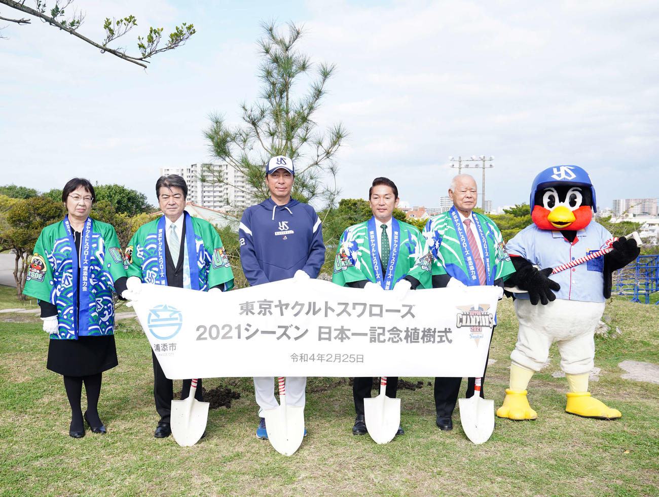 ヤクルトの日本一を記念して、リュウキュウマツを植樹し写真に納まる高津監督（左から3人目）（撮影・江口和貴）