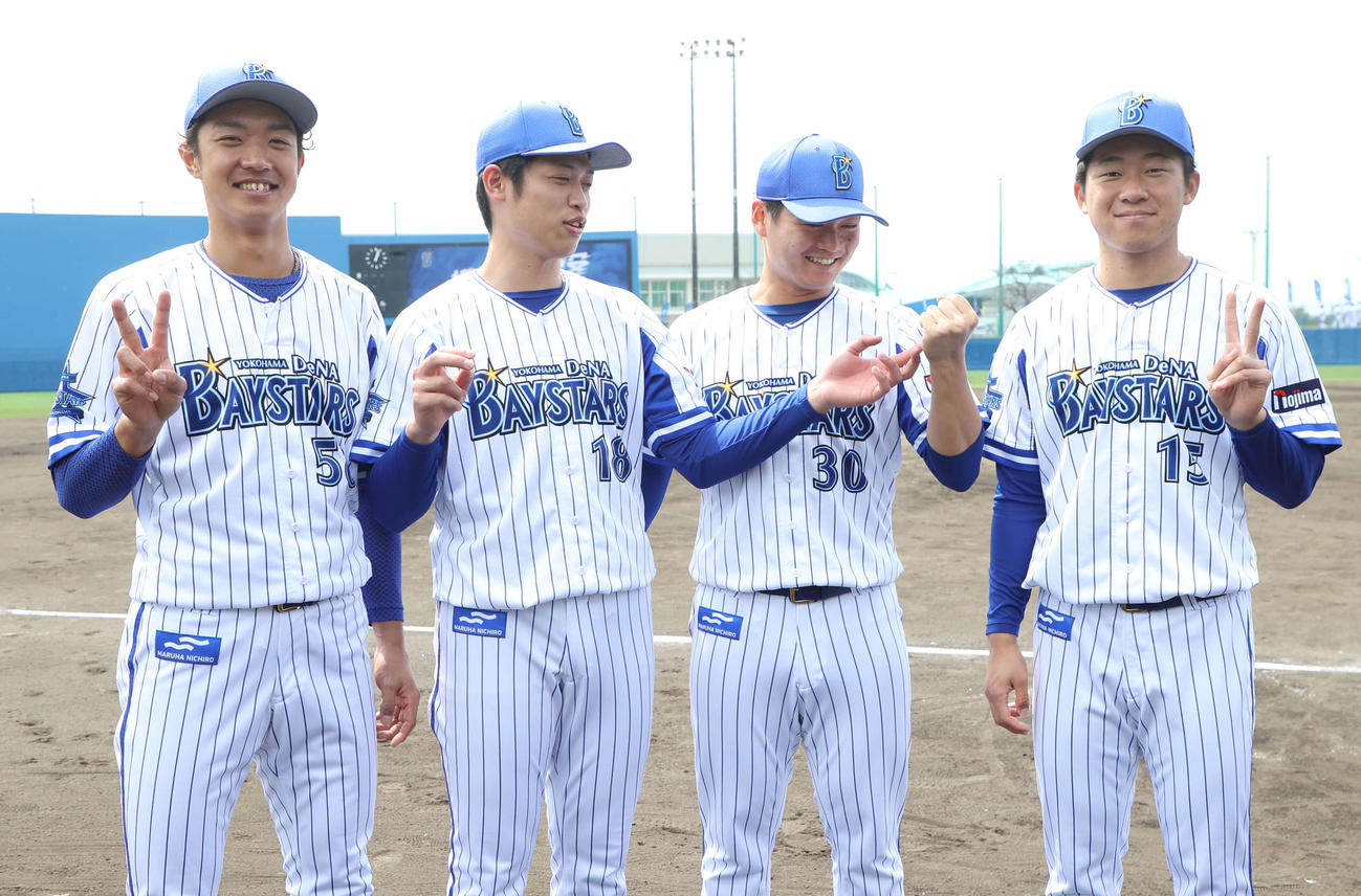 春季キャンプの手締め後、写真撮影でDeNA三浦（中央右）をつっこむ小園。左端は梶原、右端は徳山