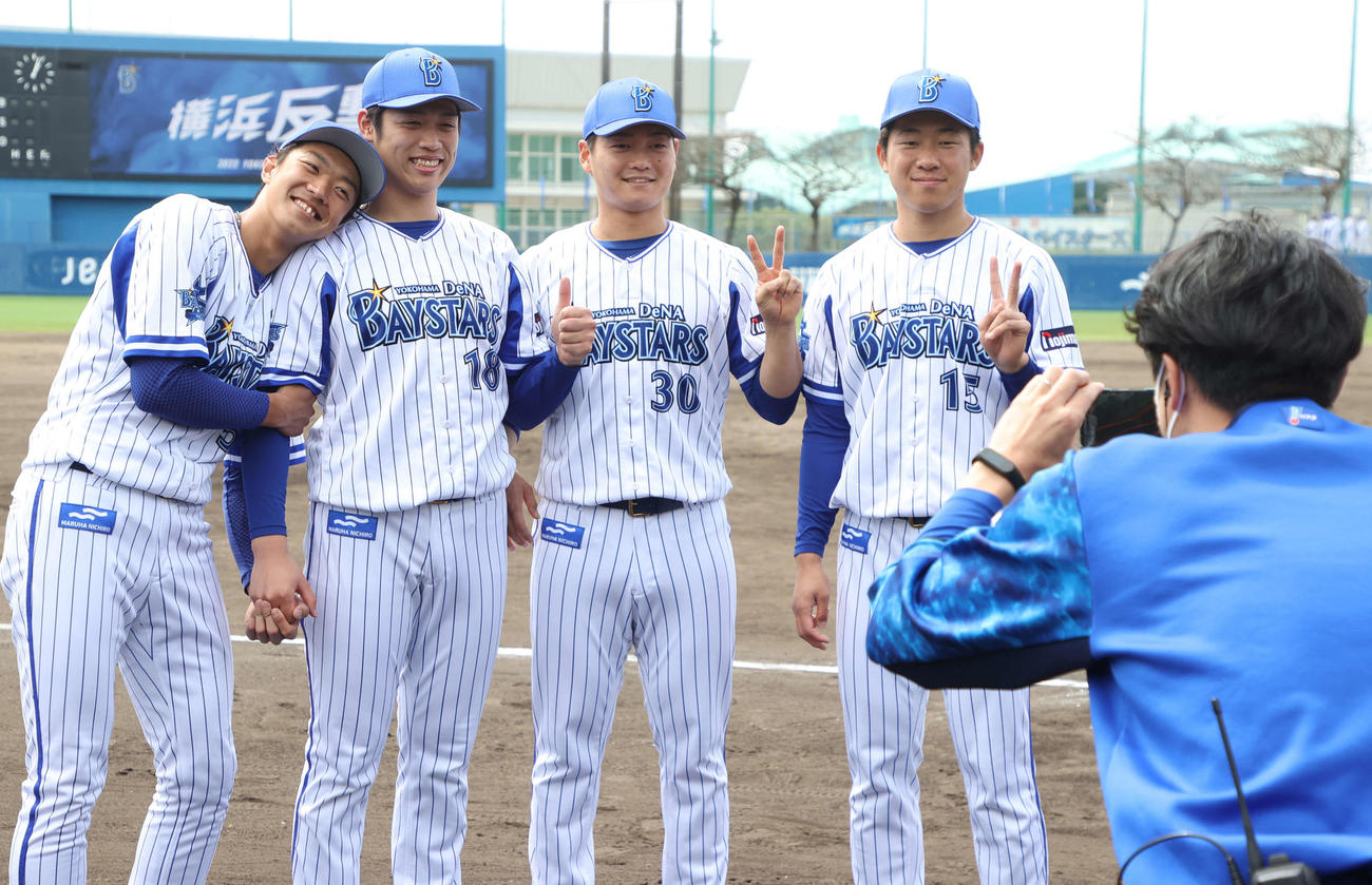 春季キャンプの手締め後に写真に納まるDeNAの新人選手たち。左から梶原、小園、三浦、徳山