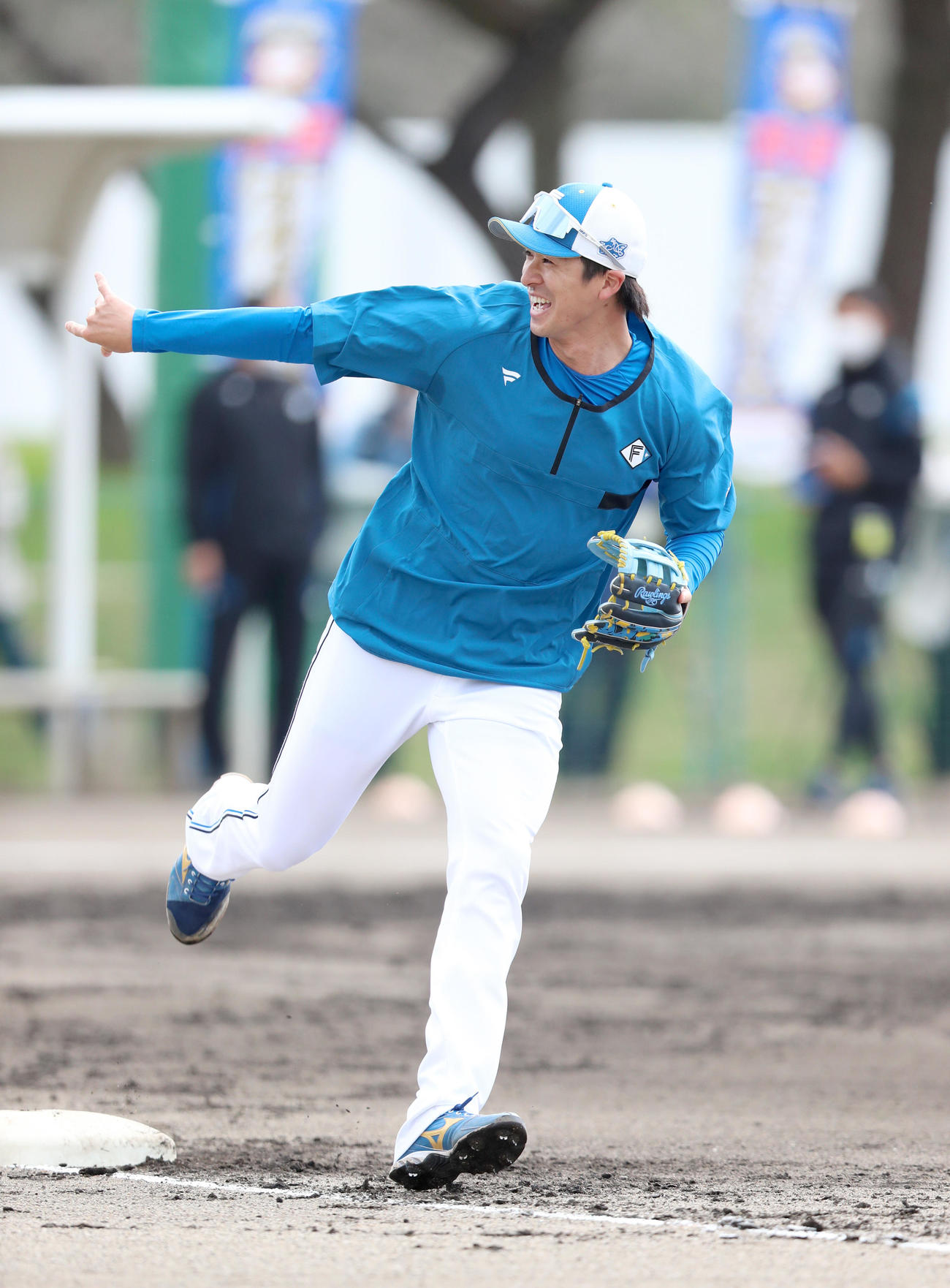 投内連係で一塁ベースカバーに入る日本ハム上沢（撮影・佐藤翔太）