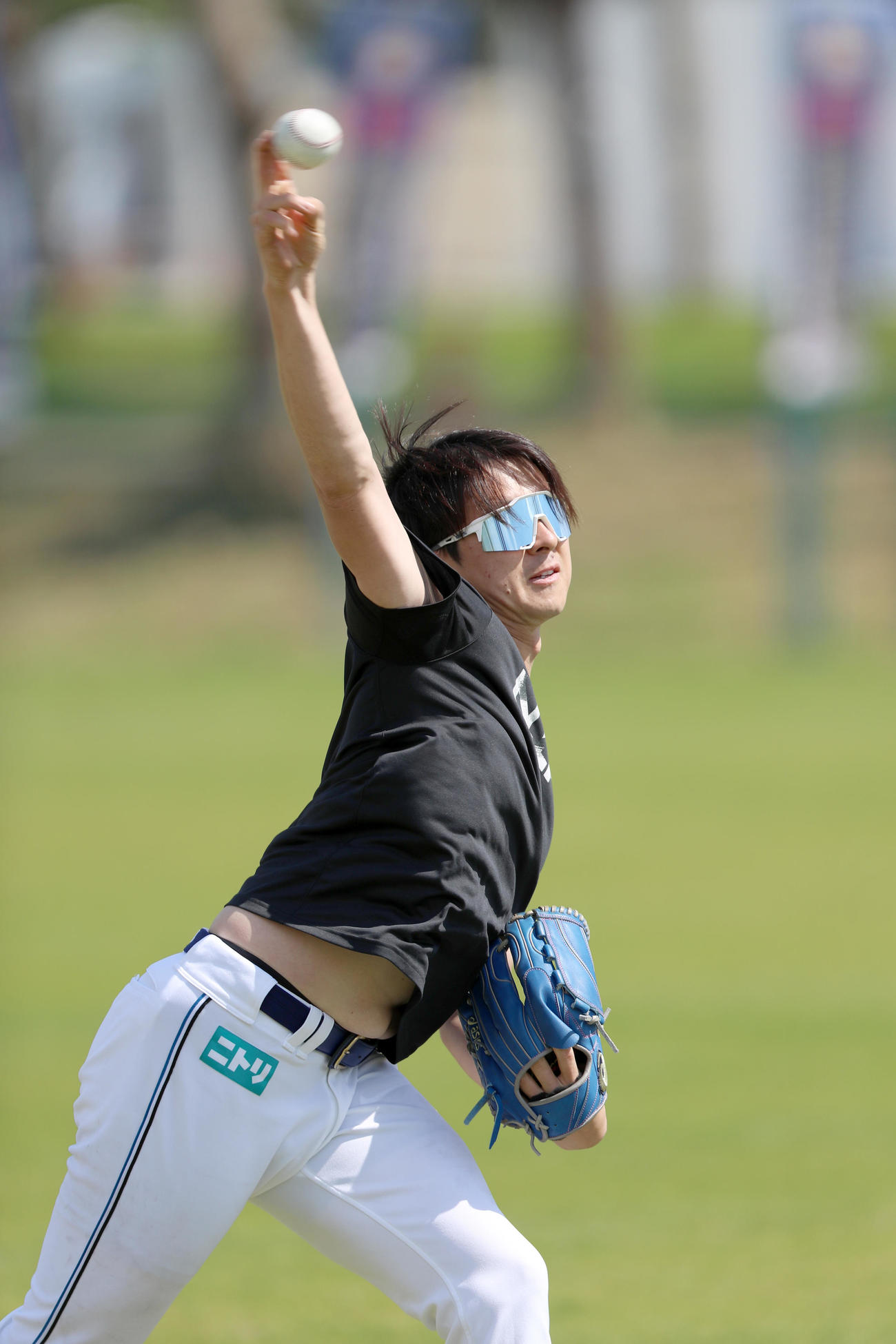 キャッチボールをする日本ハム上沢（撮影・佐藤翔太）