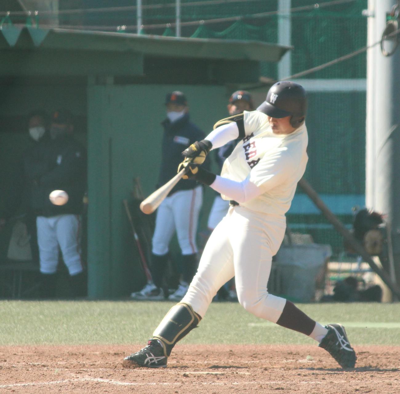 早大対ENEOSオープン戦　3回表早大2死一塁、中前打を放つ蛭間（撮影：保坂恭子）