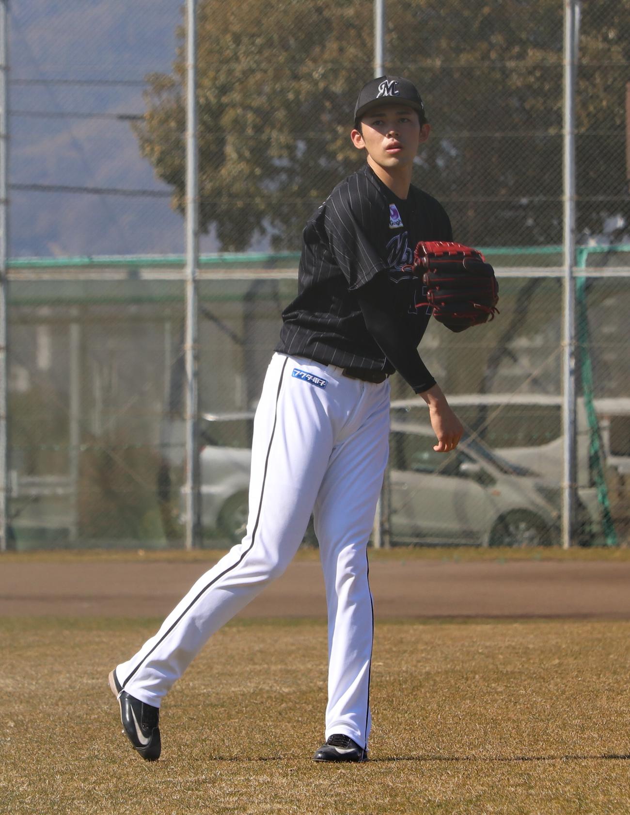 翌日の先発に向け、キャッチボールを行うロッテ佐々木朗（撮影・古川真弥）