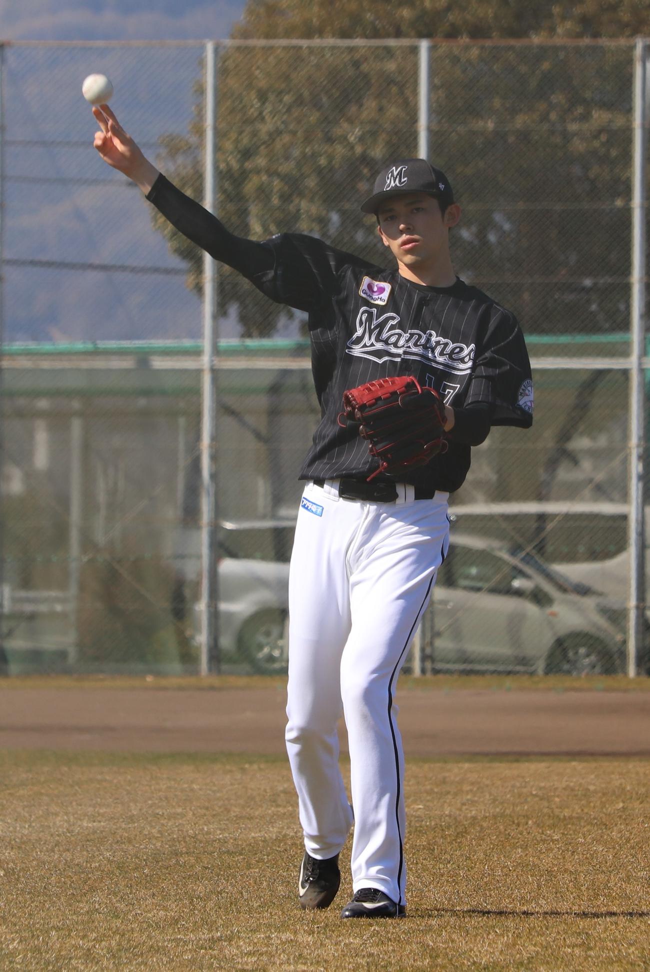 キャッチボールを行うロッテ佐々木朗（撮影・古川真弥）