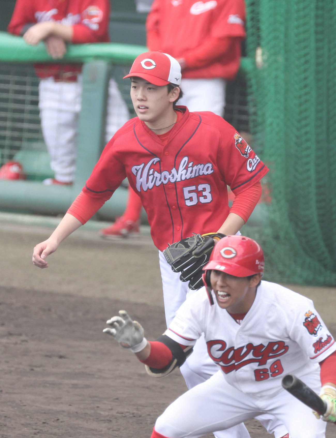 広島紅白戦　3回裏白組2死二塁、野間に左適時打を打たれた紅組の小林。手前は次打者の羽月（撮影・加藤孝規）
