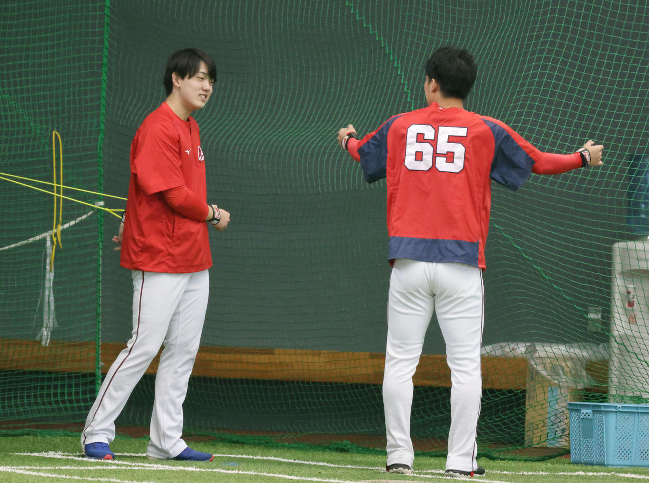 紅白戦で今ひとつだった広島小林（左）と玉村（撮影・加藤孝規）