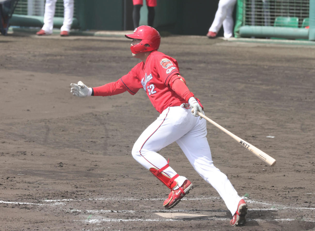 広島紅白戦　3回表紅組2死、ドラフト6位の末包は右前打を放つ（撮影・加藤孝規）