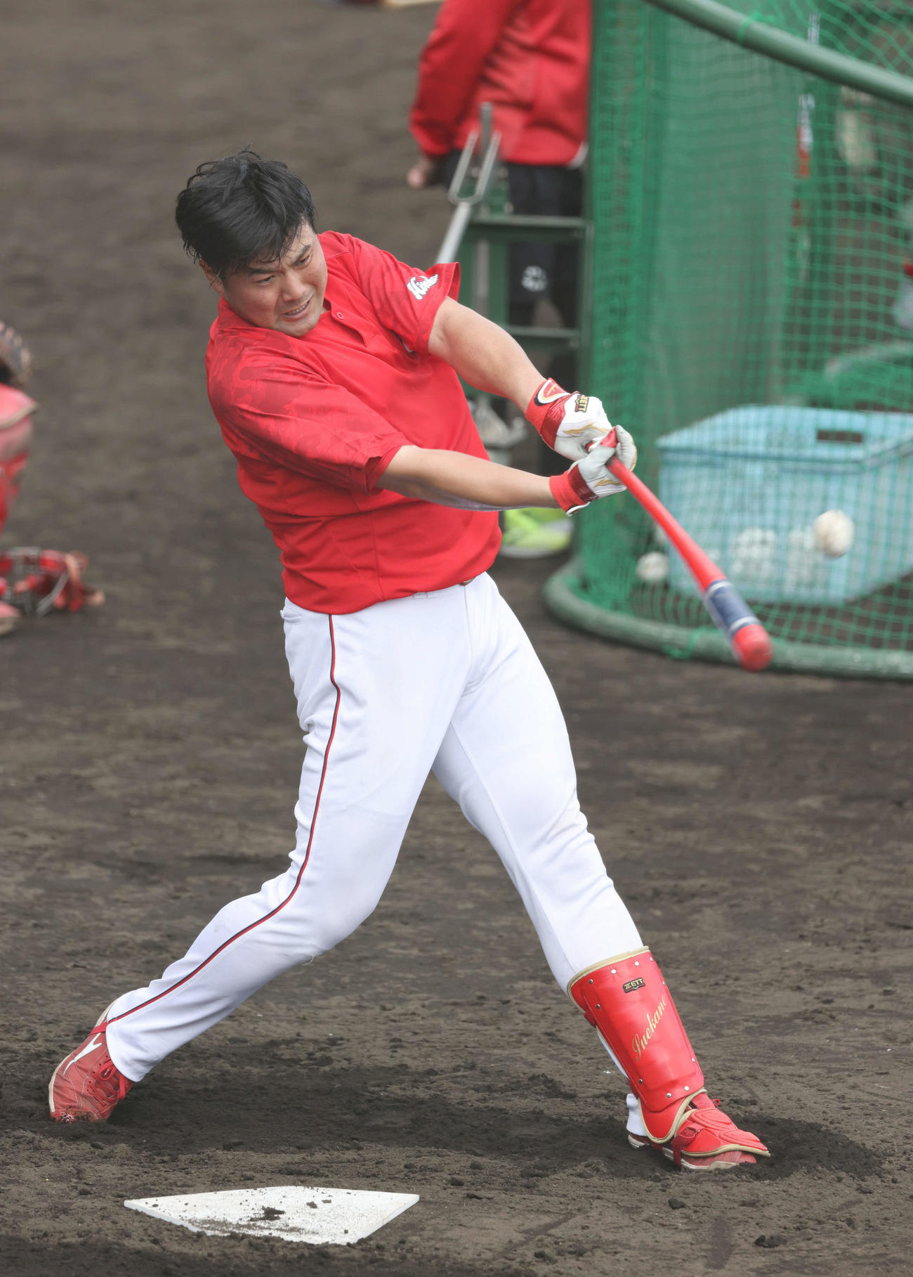 ロングティーをする広島ドラフト6位の末包（撮影・加藤孝規）