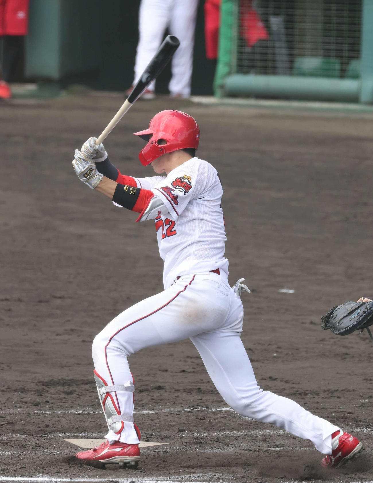 紅白戦3回裏白組2死一、二塁、右へ2点適時二塁打を放つ広島中村奨（撮影・加藤孝規）
