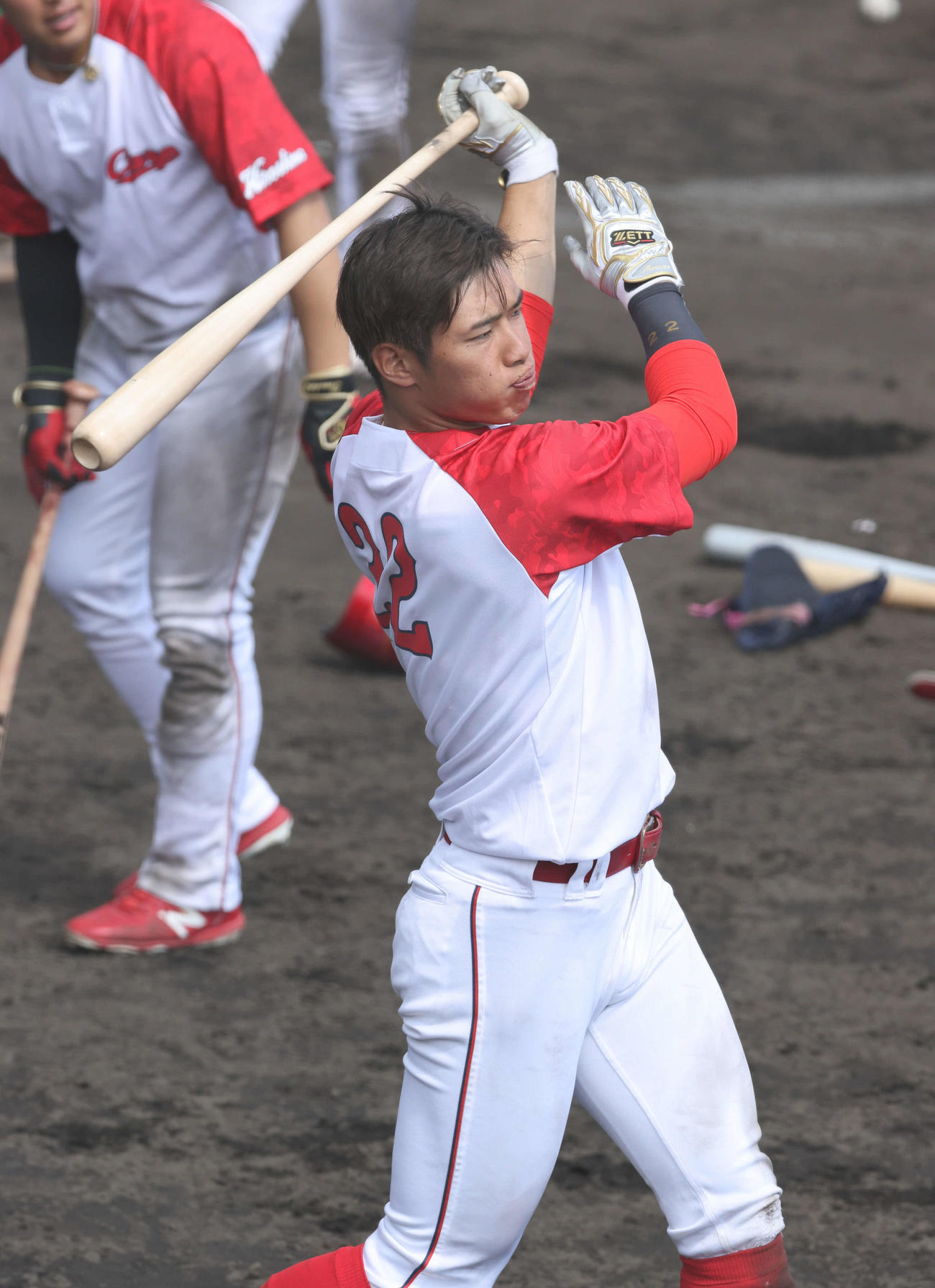 ロングティーをする広島中村奨（撮影・加藤孝規）