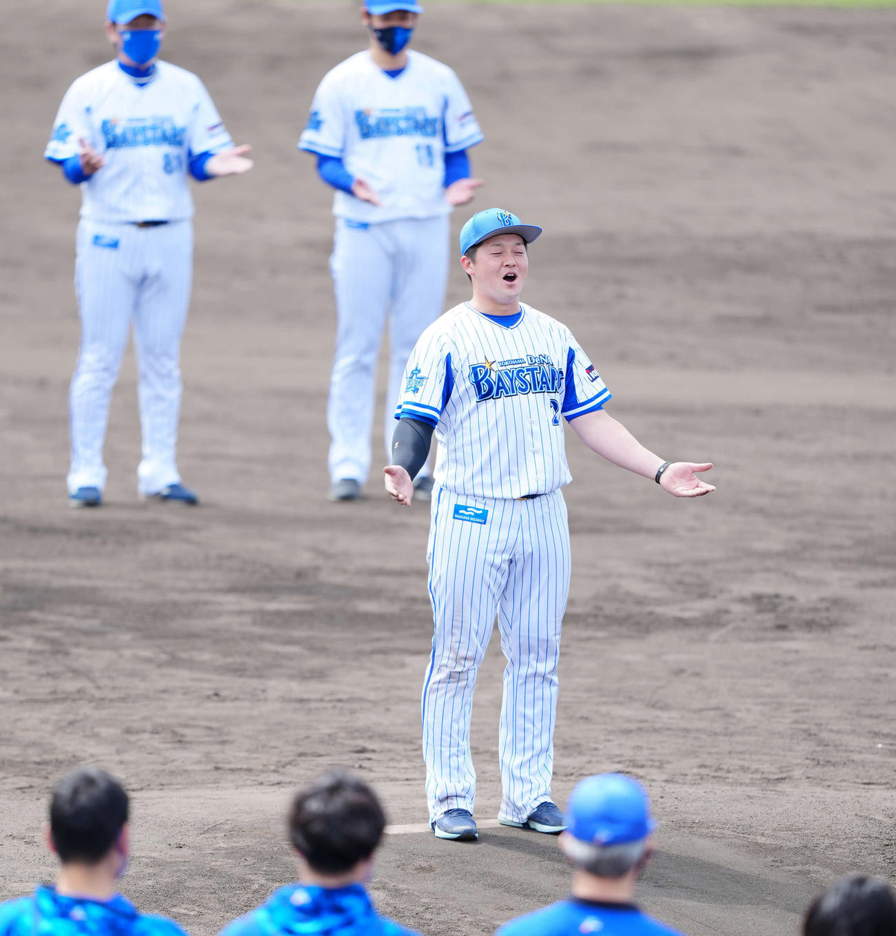 春季キャンプの手締めで声出しするDeNA牧。後方左は三浦監督、同右は小園（撮影・江口和貴）