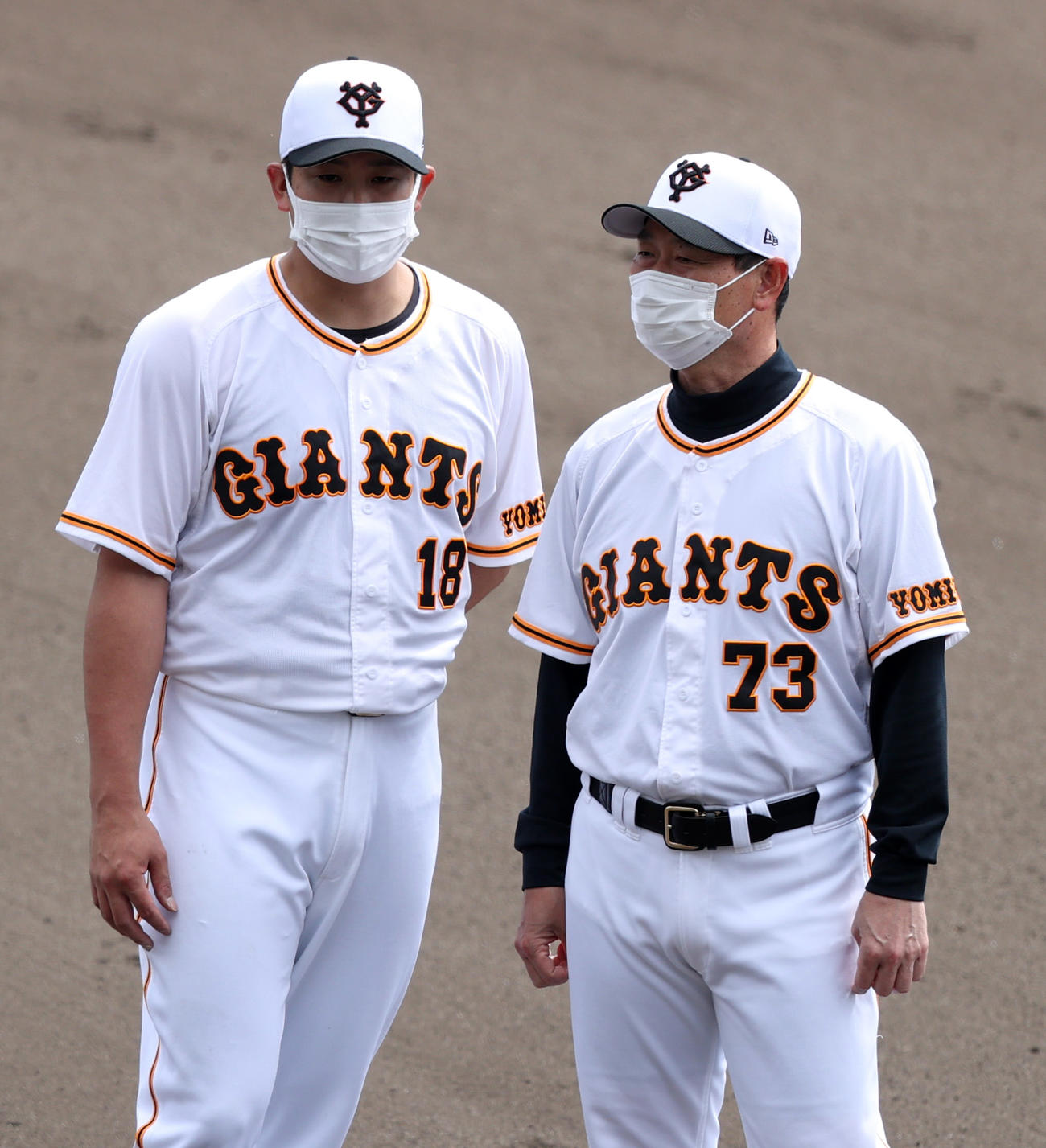 手締め後、話をする菅野（左）と桑田投手チーフコーチ（撮影・狩俣裕三）