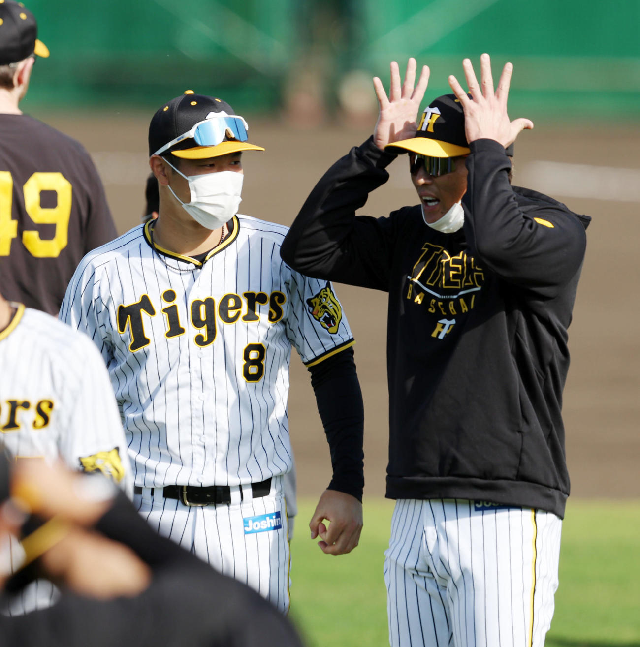 佐藤輝（左）と話ながら糸井も手でジェスチャーを見せる（撮影・加藤哉）
