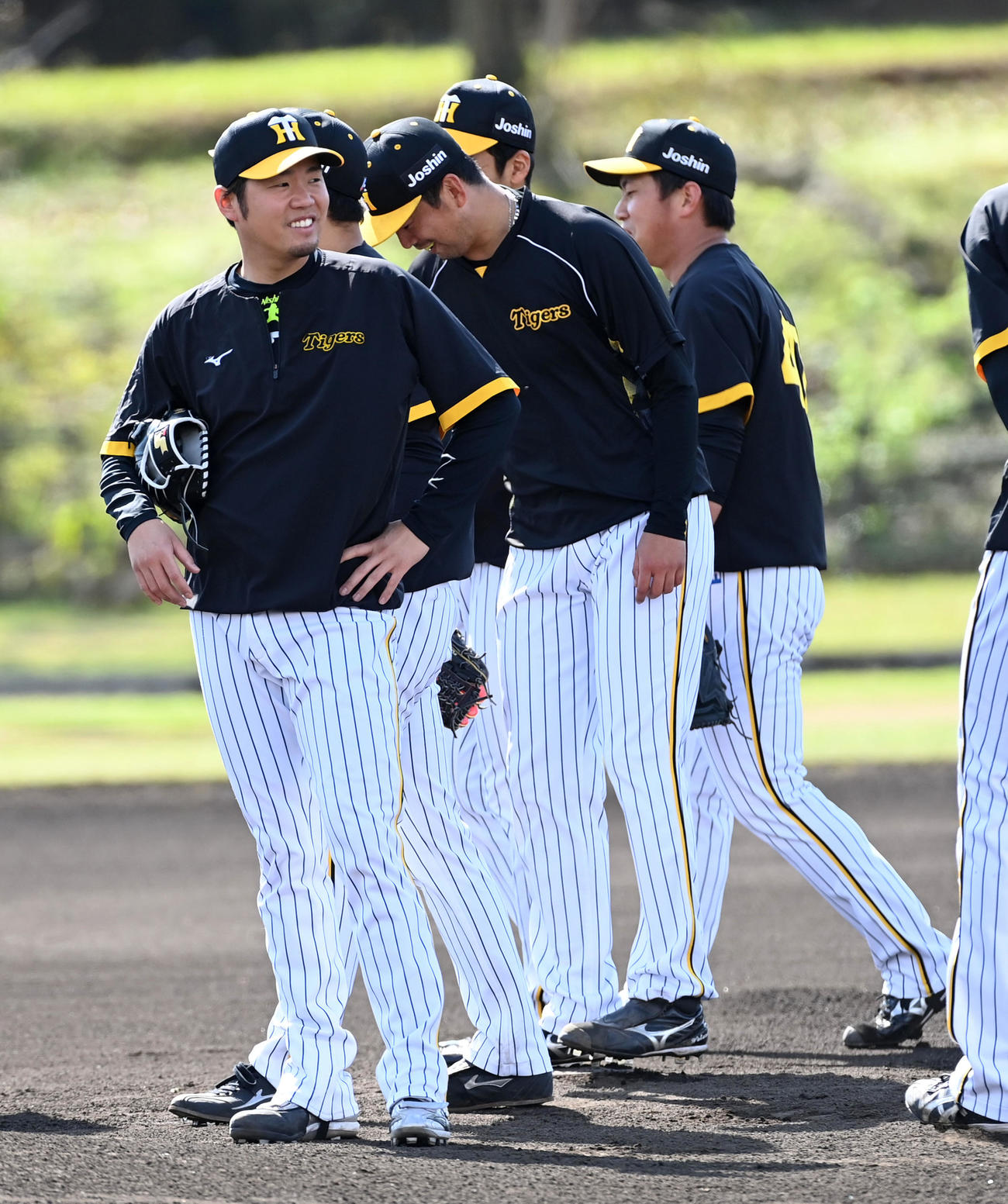 投内連係で笑顔を見せる西勇（撮影・前岡正明）