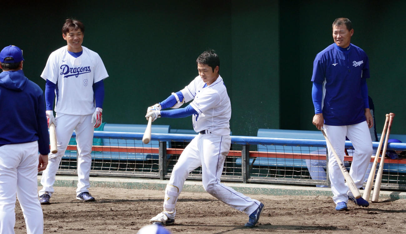 森野打撃コーチ（左）、大島（左から2人目）福留（右）らにアドバイスを受ける根尾（中央）（撮影・森本幸一）