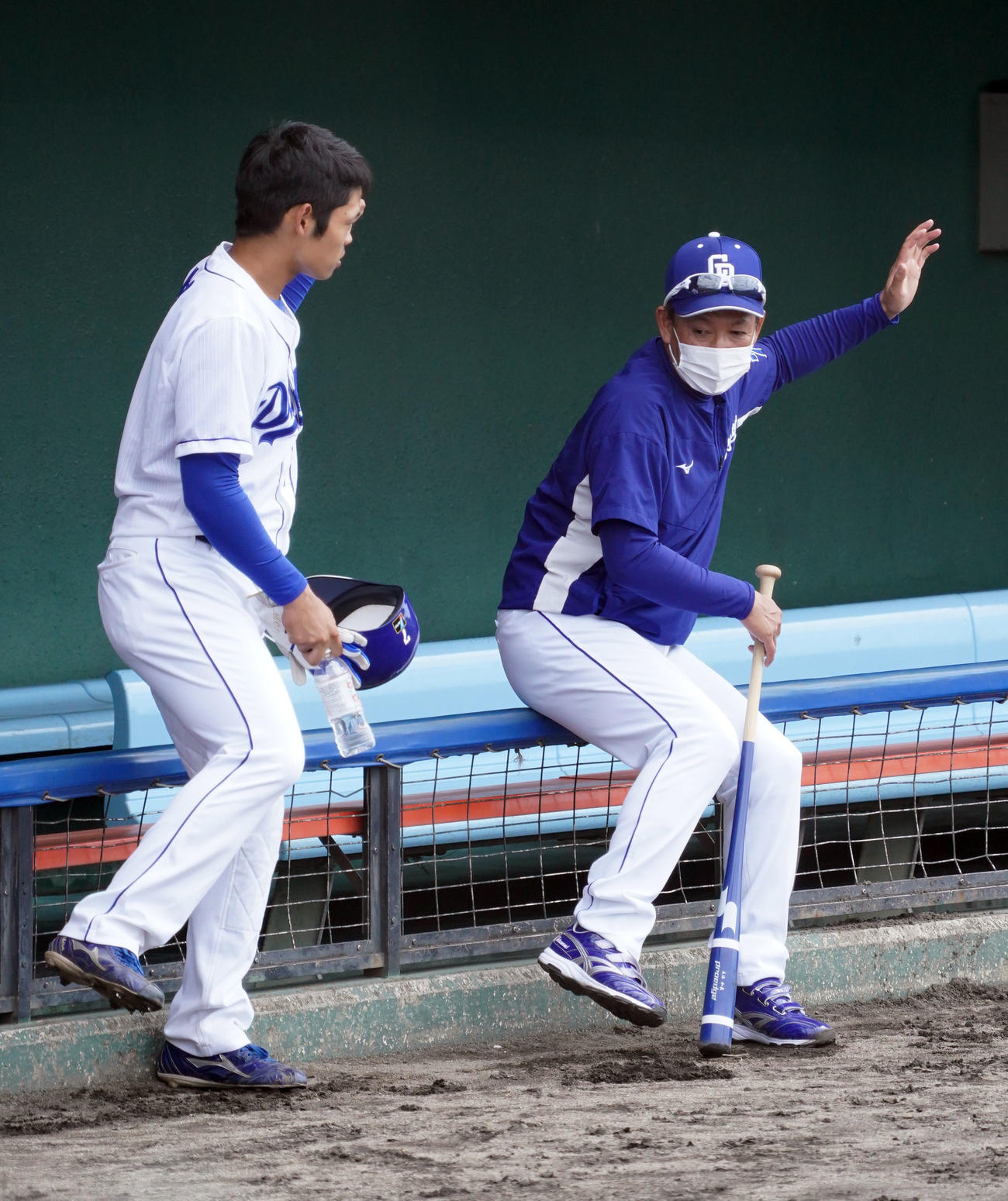 根尾（左）にアドバイスをする立浪監督（右）（撮影・森本幸一）