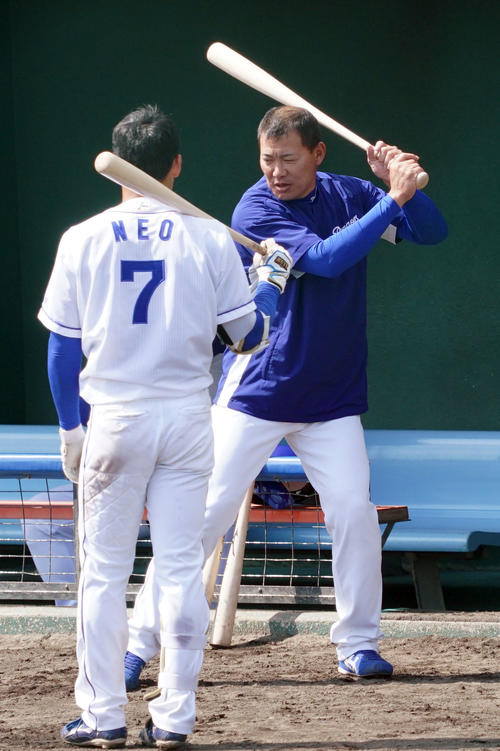 根尾昂　サイン　中日ドラゴンズ　野球　キャンプ 中日根尾昂がキャンプMVP 副賞は台頭願う8258安打レジェンド左