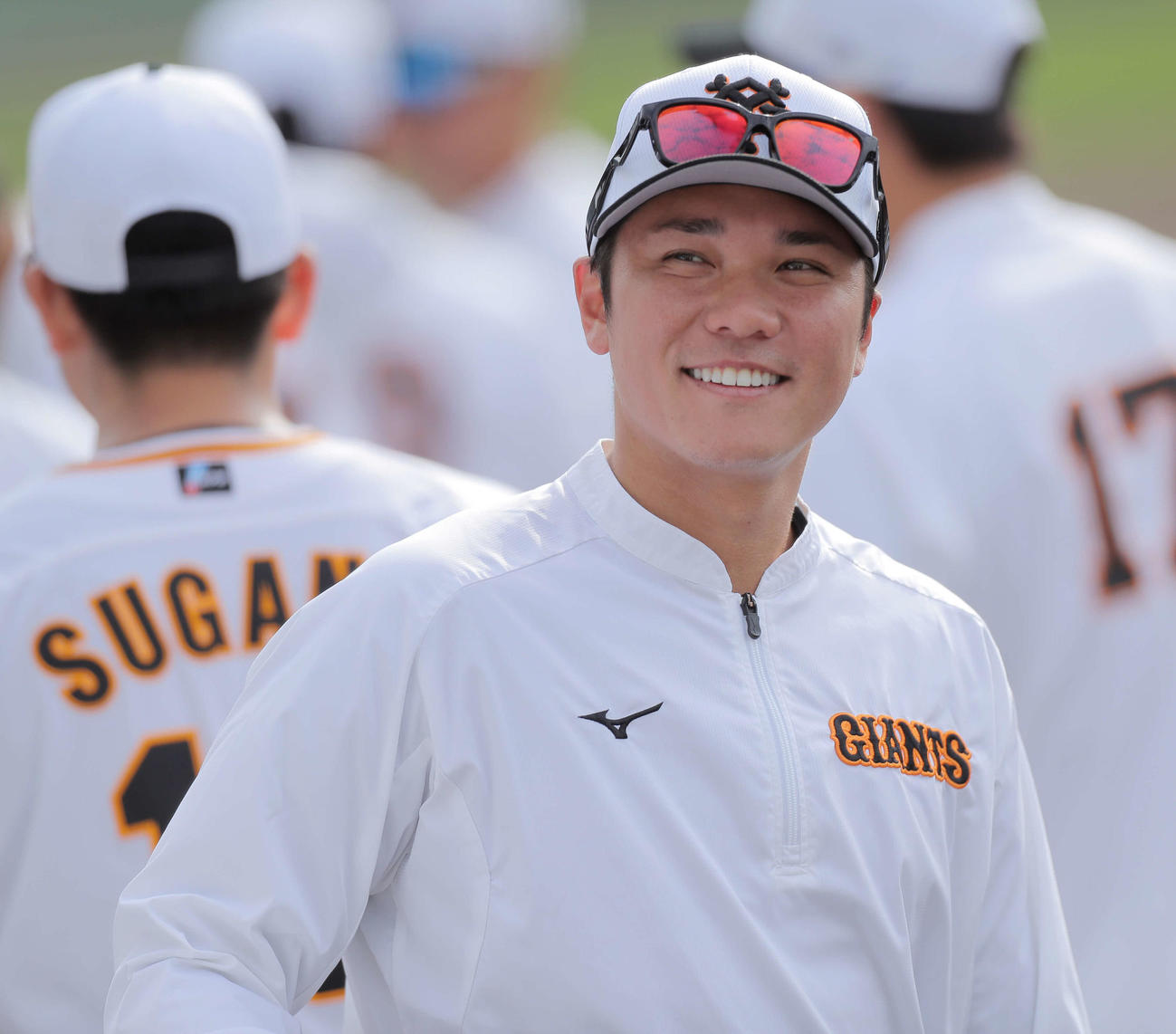 ウオーミングアップで笑顔を見せる巨人坂本（撮影・河田真司）