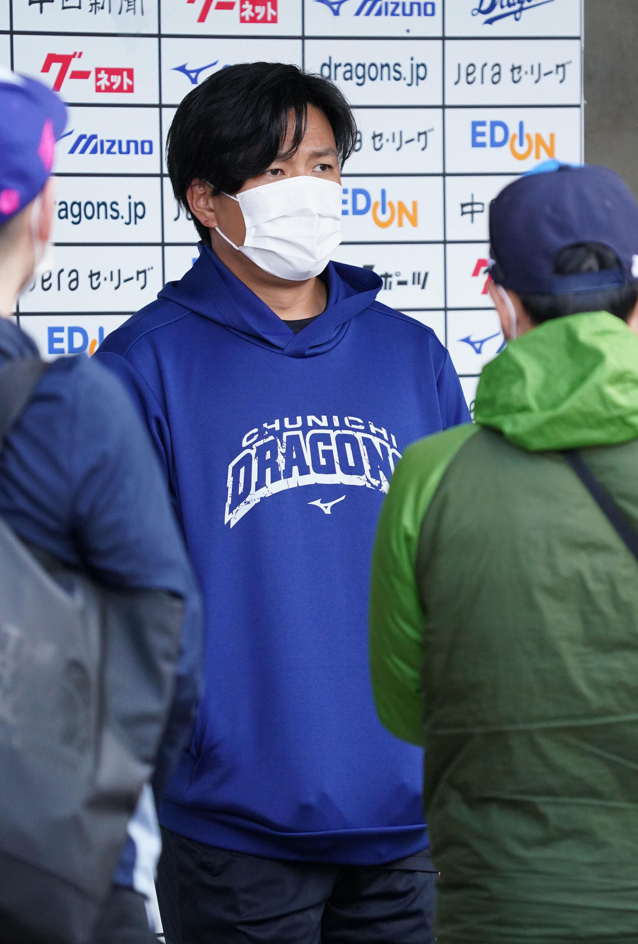 取材に応じる中日大野雄（撮影・森本幸一）