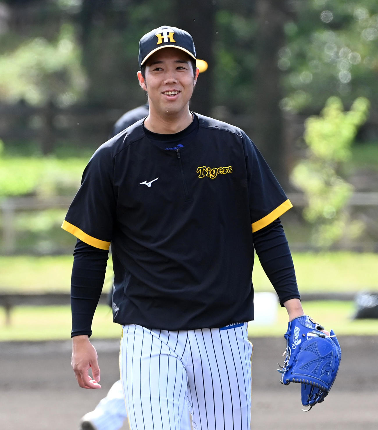 投内連係で笑顔を見せる青柳（撮影・前岡正明）