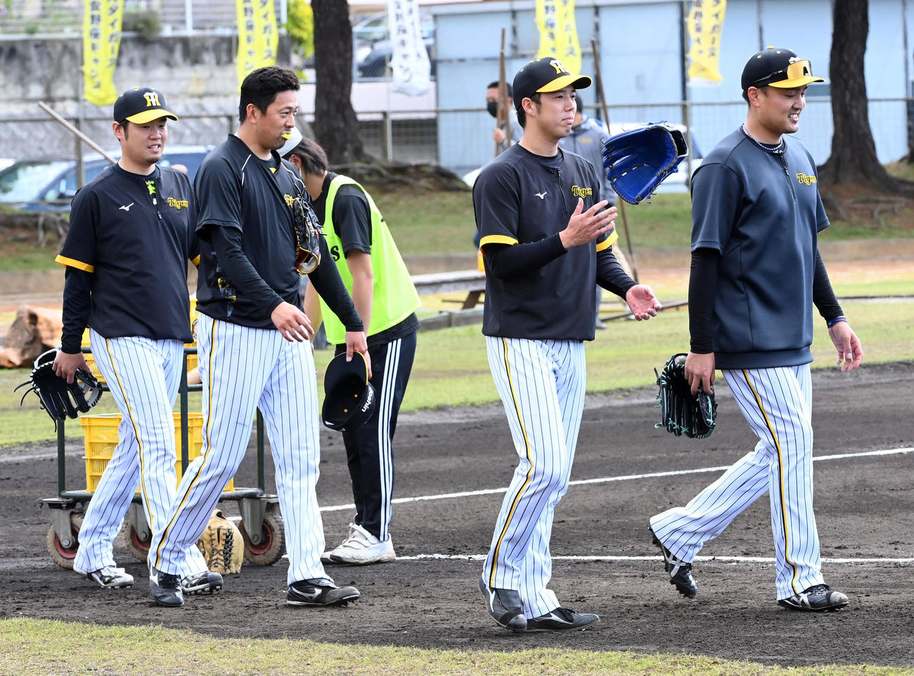 投内連係を終えた（左から）西勇、1人おいて青柳、秋山（撮影・前岡正明）