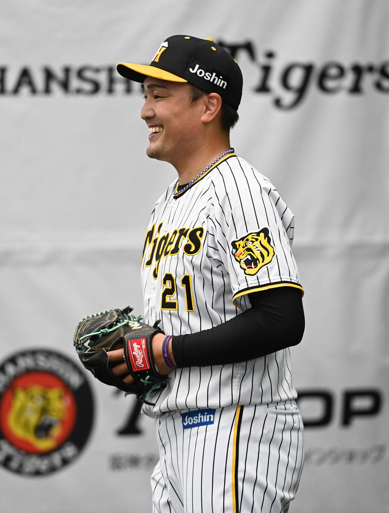ブルペンで笑顔を見せる阪神秋山（撮影・前岡正明）