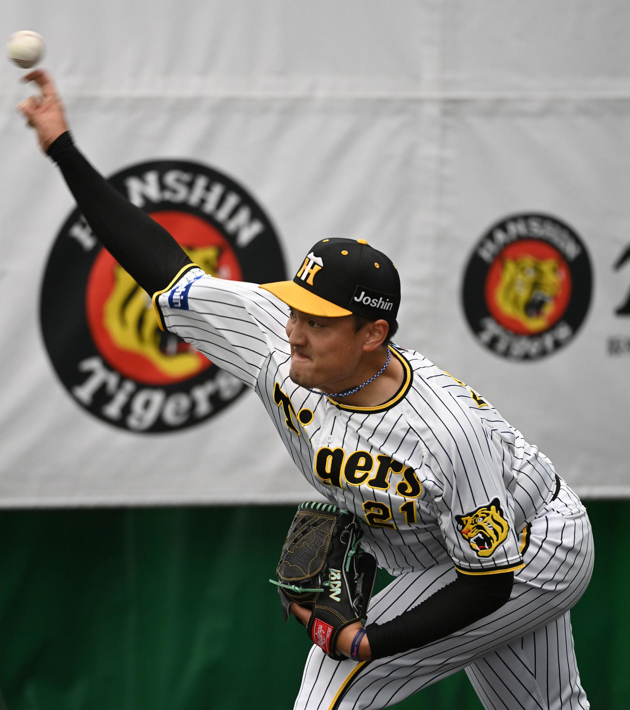 ブルペンで投球練習を行う阪神秋山（撮影・前岡正明）