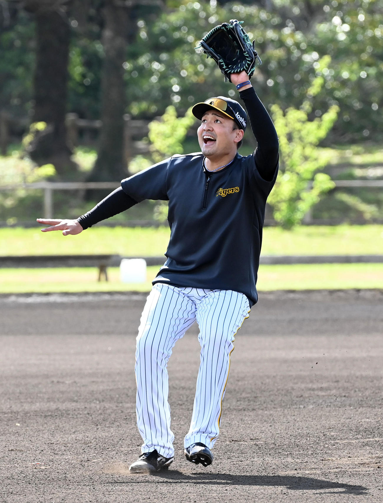 投内連係を行う阪神秋山（撮影・前岡正明）