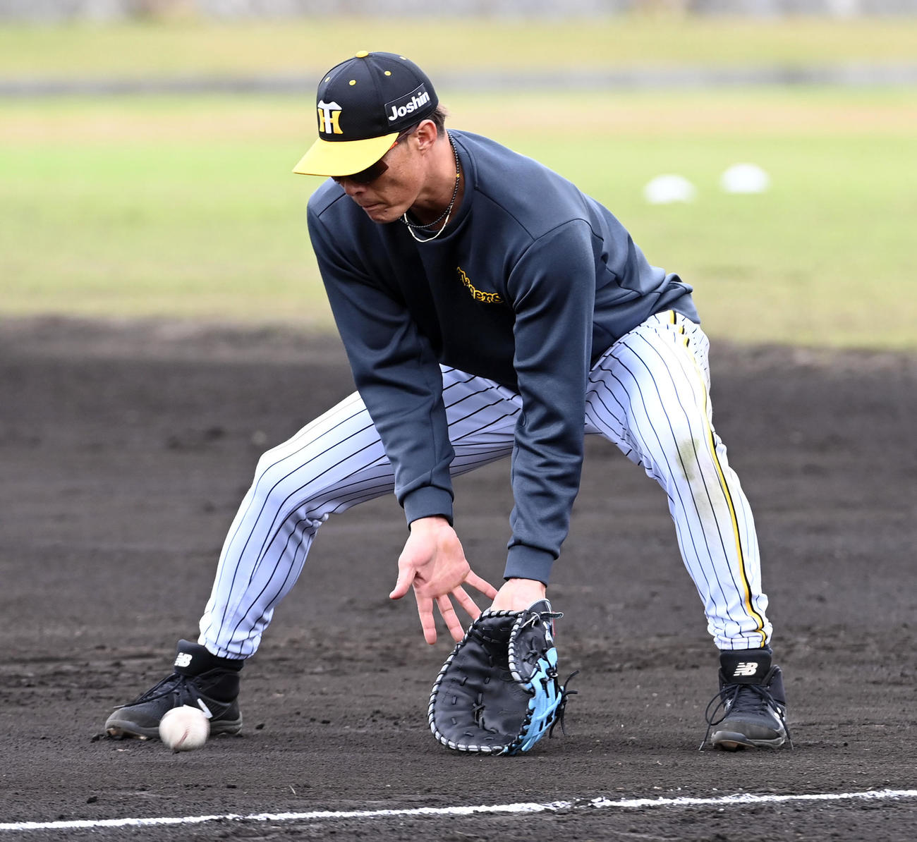 21日、一塁でノックを受ける糸井
