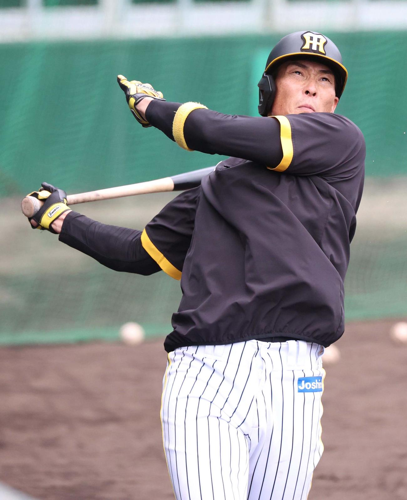 打撃練習でフルスイングする糸井（撮影・上田博志）