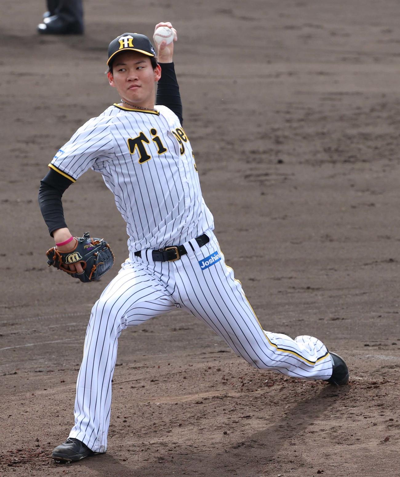 ケース打撃練習で登板する及川（撮影・上田博志）