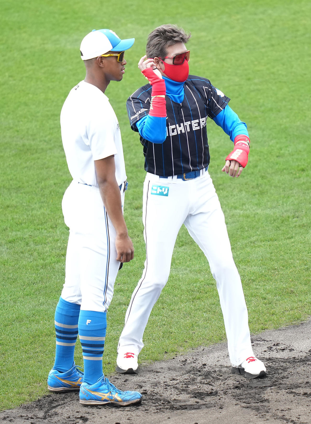 ノックを受ける万波（左）に指導する日本ハム新庄監督（撮影・鈴木みどり）