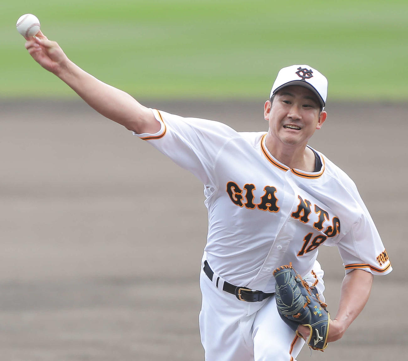 シート打撃で登板し力投する巨人菅野（撮影・河田真司）