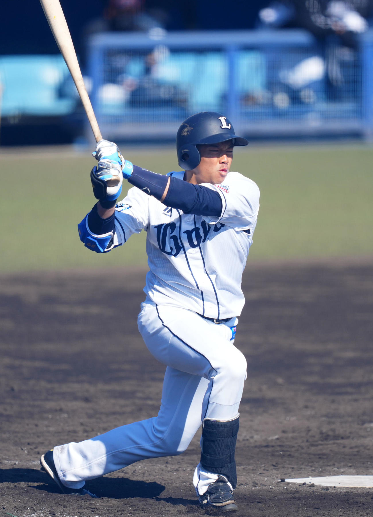 西武対ロッテ　4回裏西武1死二塁、右翼線へ適時二塁打を放つ呉（撮影・横山健太）