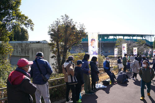 西武対ロッテ　開場を待つ観客（撮影・横山健太）