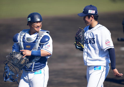 西武対ロッテ　3回表を終え引き揚げる西武森（左）と隅田（撮影・横山健太）