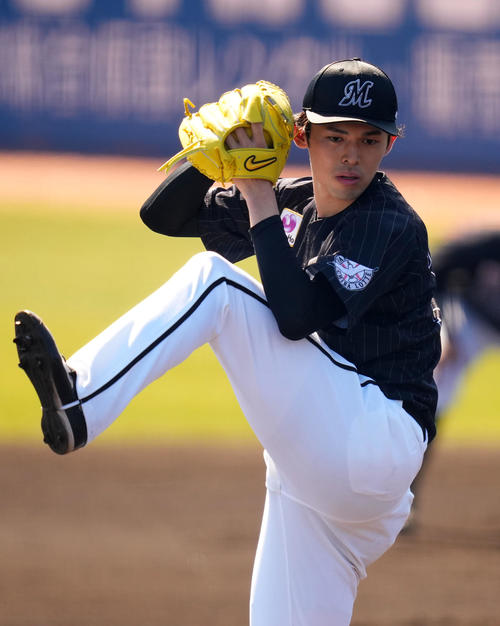 西武対ロッテ　力投するロッテ先発の佐々木朗（撮影・横山健太）