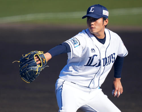 西武対ロッテ　6回表から登板した西武佐藤（撮影・横山健太）