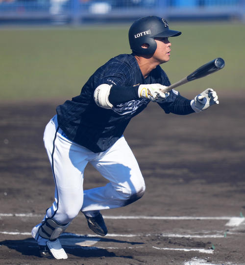 西武対ロッテ　6回表ロッテ2死一、三塁、右前適時打を放つ平沢（撮影・横山健太）