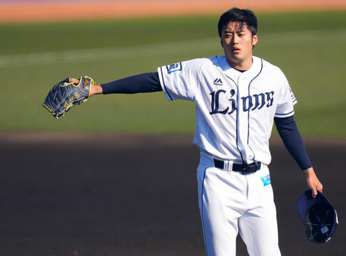 西武対ロッテ　6回表ロッテ2死一、三塁、平沢に右前適時打を浴びる佐藤（撮影・横山健太）