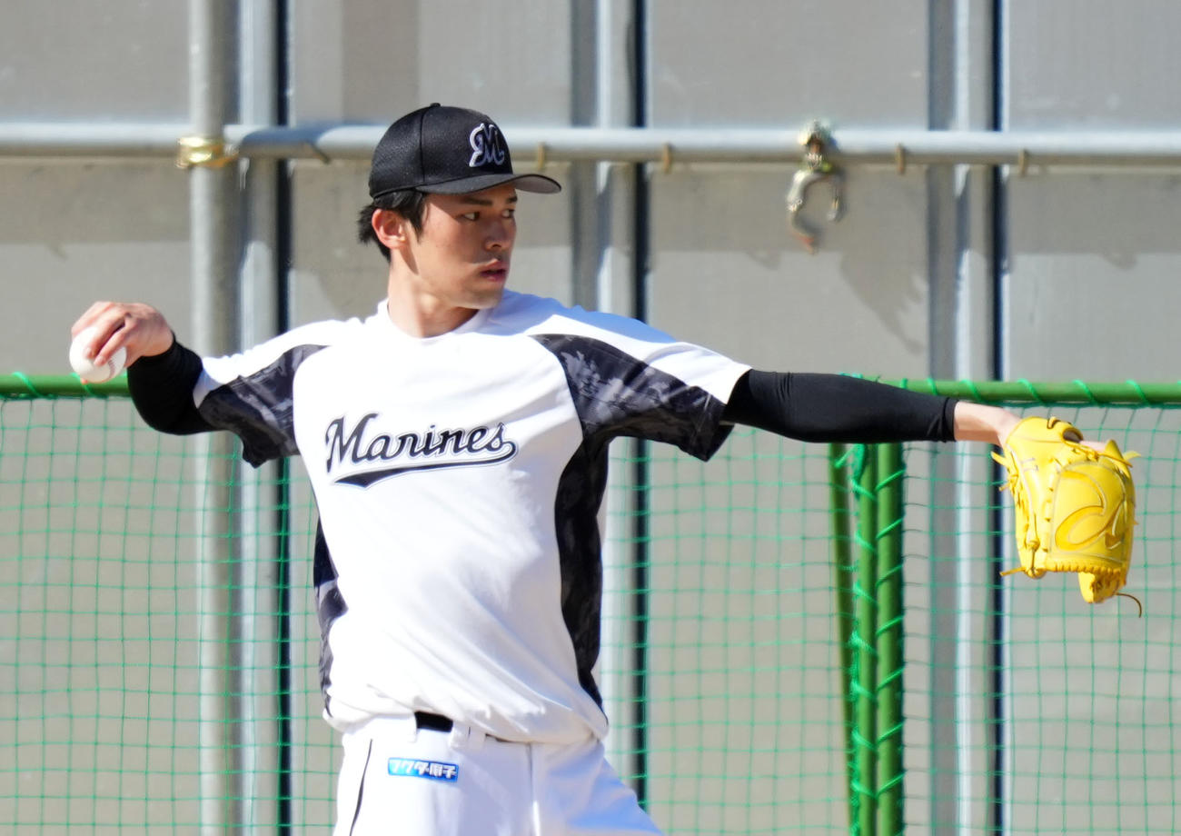 西武対ロッテ　キャッチボールをするロッテ佐々木朗（撮影・横山健太）