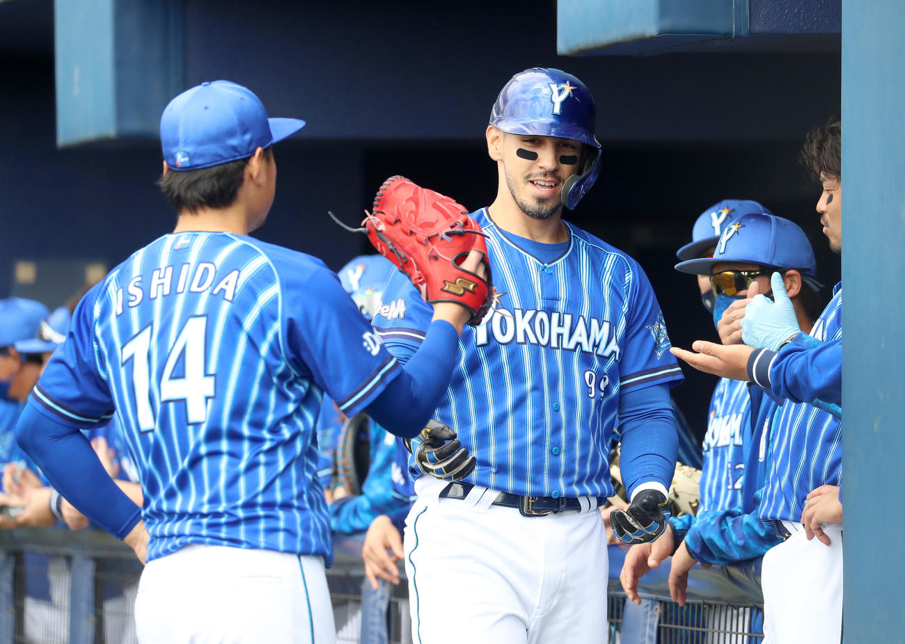 日本ハム対DeNA 2回表DeNA2死、右越え本塁打を放ち石田（左）に出迎えられるソト（撮影・佐藤翔太）